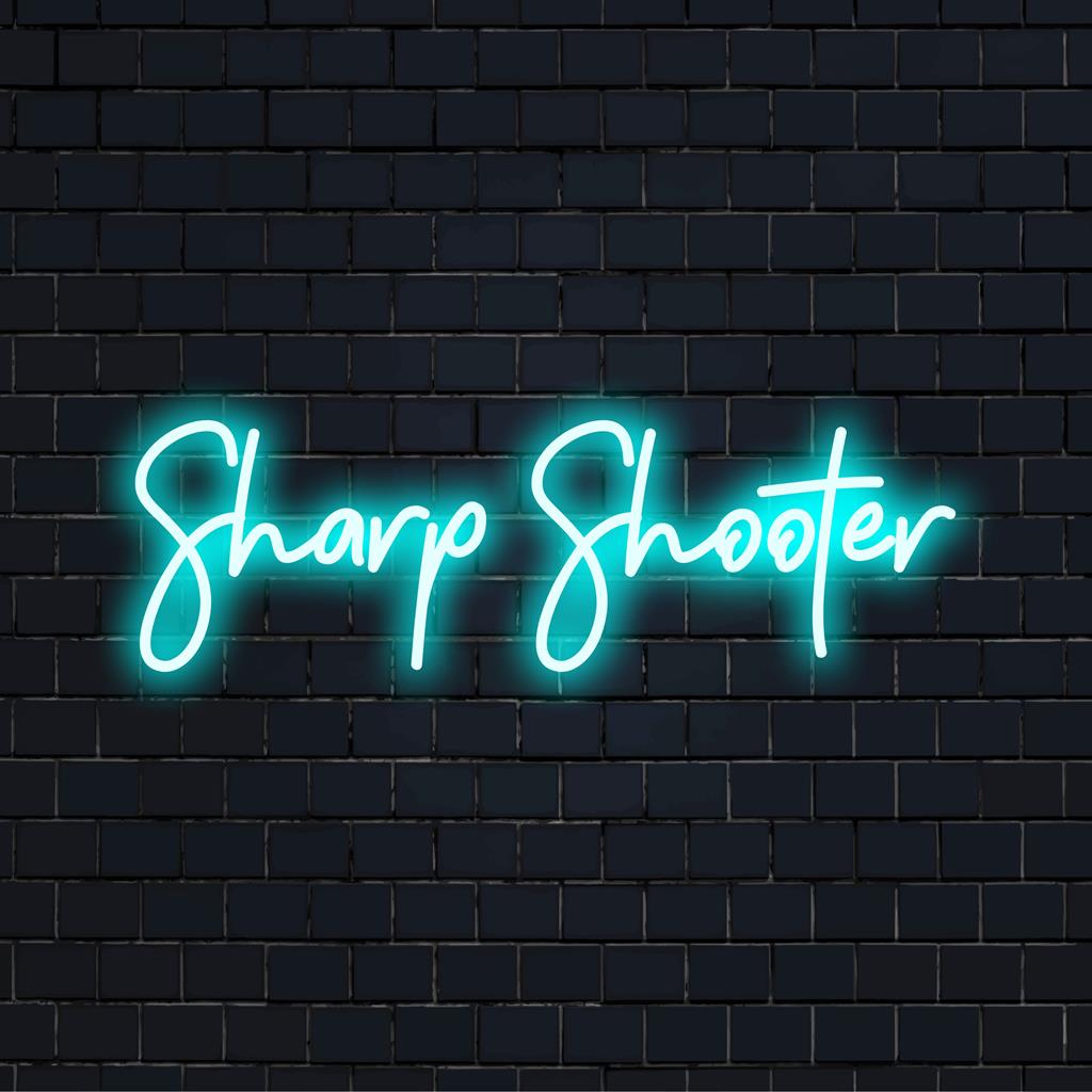 Eloisa Sharp Shooter LED-neonkyltti, jossa on tyylikkäät linjat, täydellinen moderniin sisustukseen. Mittatilaustyönä valmistettu taide, joka valaisee mitä tahansa tilaa.