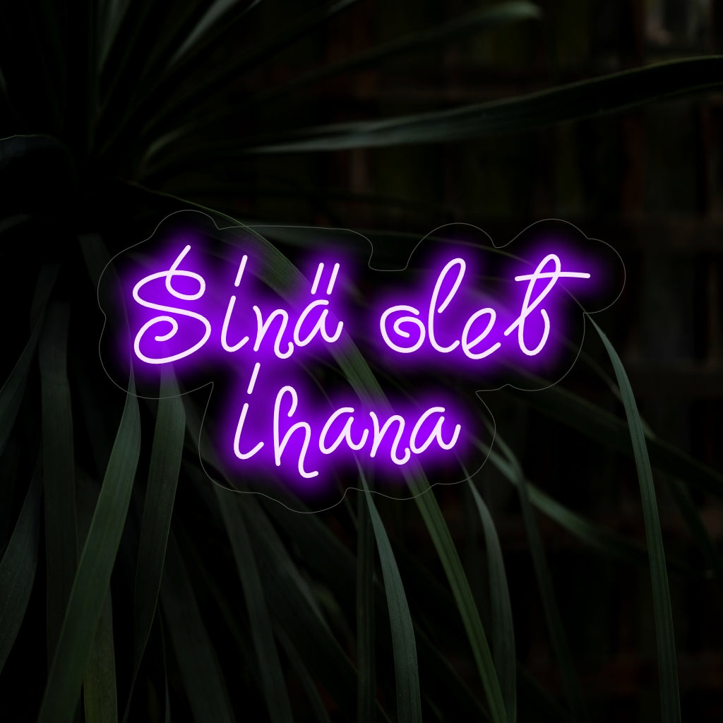 "Sin�� Olet Ihana Neon Sign" tillför en touch av skönhet med sitt bekräftande budskap, som ger en varm och positiv glöd för en upplyftande och uppmuntrande atmosfär i ditt utrymme.