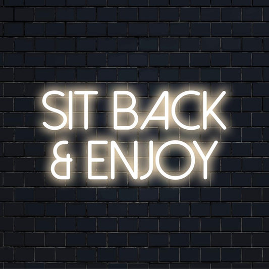 Mukautettu LED-valokyltti, jossa lukee Istu alas ja nauti kirkkaissa väreissä, jotka ovat täydellinen rentoutumis- ja oleskelutilojen parantamiseen.