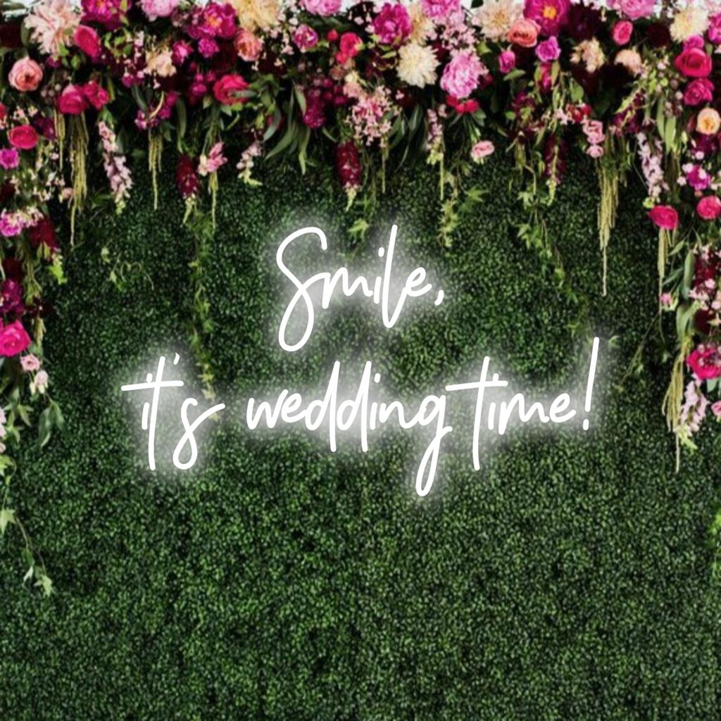 Mukautettu LED-neonkyltti lauseella Smile, It's Wedding Time, täydellinen hääsisustukseen tai moderniksi neonlainaustaideeksi.