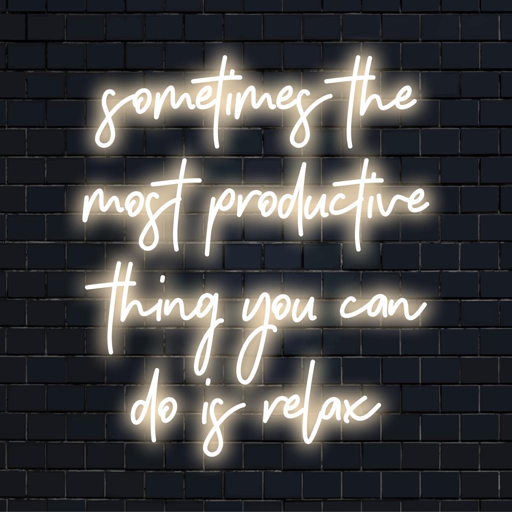 Räätälöity LED-valokyltti rauhoittavan sinisenä, ja siinä on lainaus Joskus tuottavin asia, jonka voit tehdä, on rentoutua.