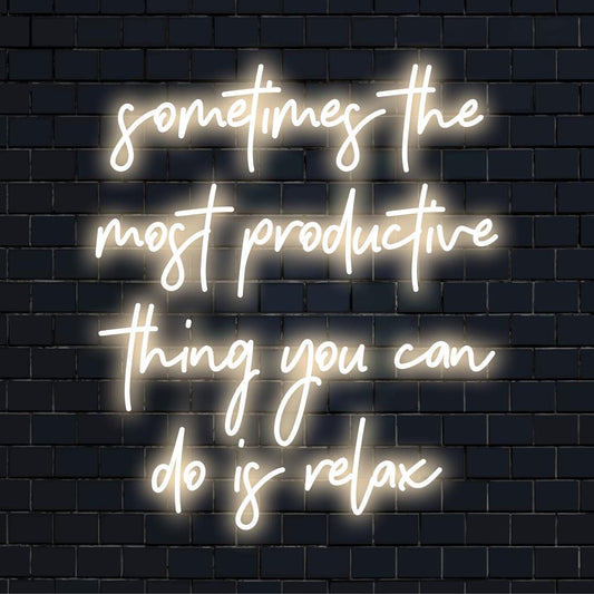 Räätälöity LED-valokyltti rauhoittavan sinisenä, ja siinä on lainaus Joskus tuottavin asia, jonka voit tehdä, on rentoutua.