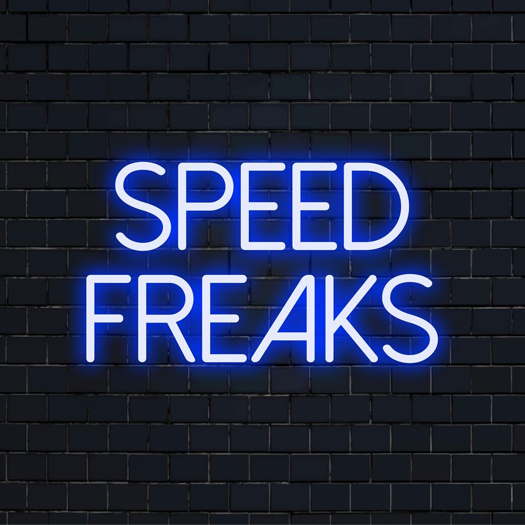 Mukautettu LED-valokuva "Speed ​​Freaks" dynaamisilla kirjaimilla, täydellinen moderniin sisustukseen ja ainutlaatuiseen neonvalotaideeseen.