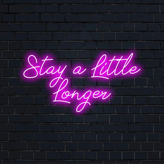 Mittatilaustyönä valmistettu LED-valokyltti, jossa lukee Pysy vähän kauemmin; täydellinen neonseinätaide lisäämään persoonallisuutta mihin tahansa tilaan.