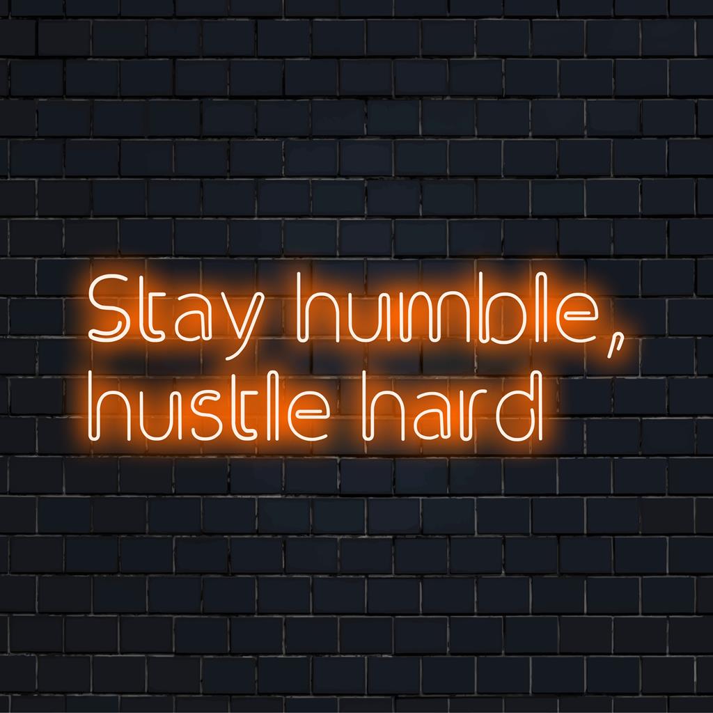 Mukautettu LED-kyltti, jossa näkyy "Stay Humble, Hustle Hard"; täydellinen sekoitus taiteellista inspiraatiota ja tyylikästä neon-sisustustunnelmaa.