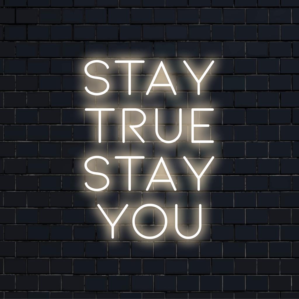 Mittatilaustyönä valmistettu LED-valokyltti, jossa on Stay True Stay You; täydellinen henkilökohtaiseen mantrasisustukseen ainutlaatuisella hehkuvalla tunnelmalla.