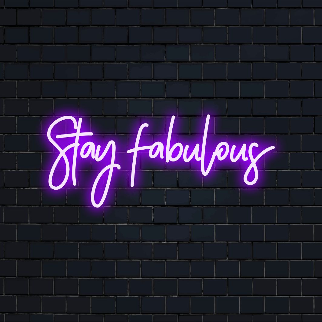 LED-valokyltti kirkkaan vaaleanpunaisella tekstillä lukee Stay Fabulous, tyylikäs lisä jokaiseen huoneeseen; ihanteellinen vaalea sisustus.