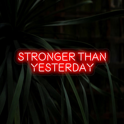 "Stronger Than Yesterday Neon Sign" säteilee voimaantumista kimmoisalla mantrallaan, luo rohkean hehkun ja luo ilmapiirin, joka rohkaisee voimaa ja sinnikkyyttä tilaan.