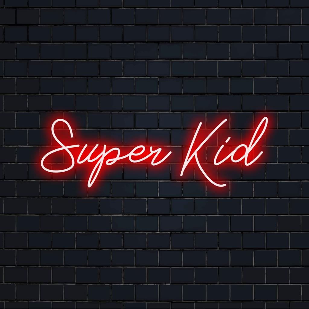 Livlig, lekfull LED-neonskylt med "Super Kid"-text, perfekt anpassad neondekor för ett barns rum eller lekområde.
