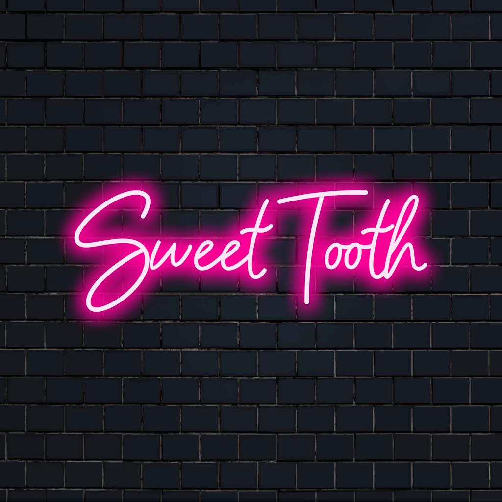 Sweet Tooth mittatilaustyönä valmistettu LED-neonkyltti, joka valaisee minkä tahansa tilan eloisalla taiteellisella ja henkilökohtaisella LED-neonkirkkaudella.