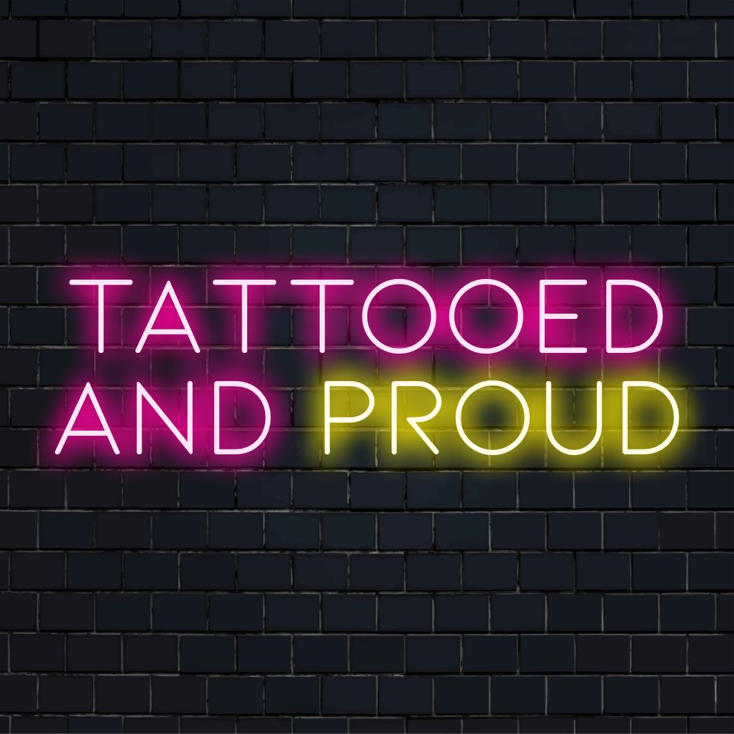 LED neonskylt läsning Tatuerad och stolt; livlig handgjord design med personlig neonkonstkänsla.