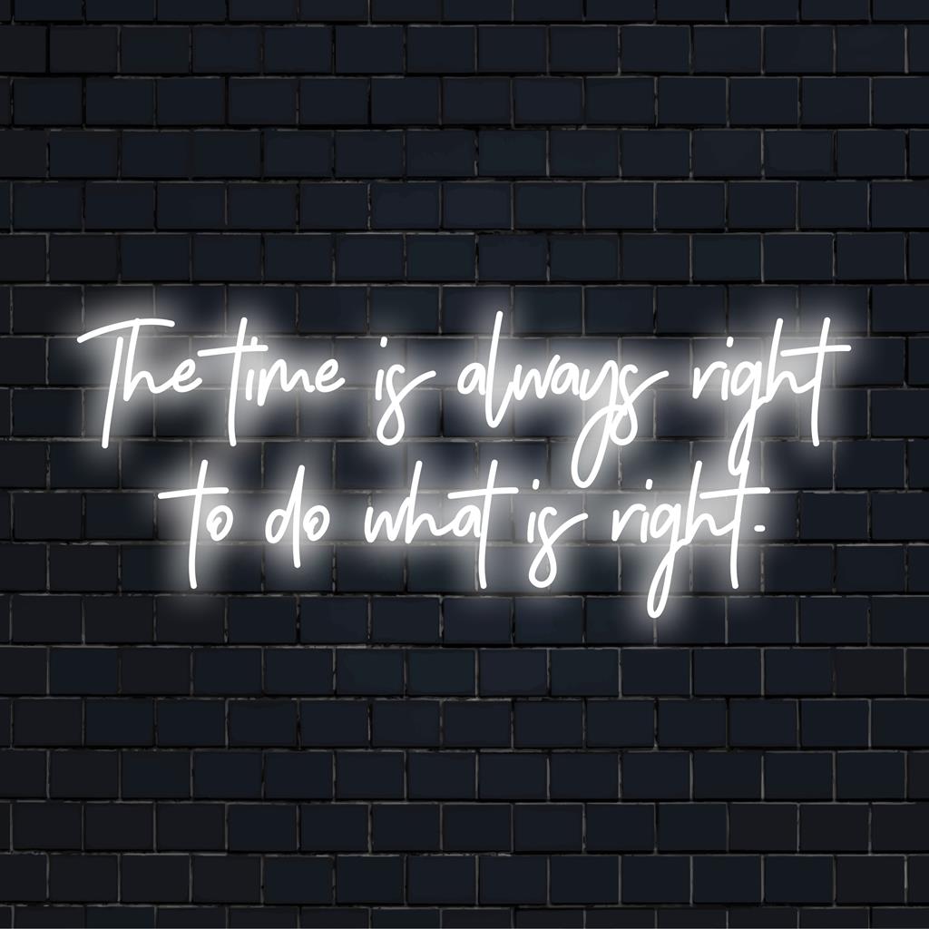 Mittatilaustyönä valmistettu LED-valokyltti, jossa lukee The Time Is Always Right To Do What Is Oikein, täydellinen eloisaan seinän sisustukseen.