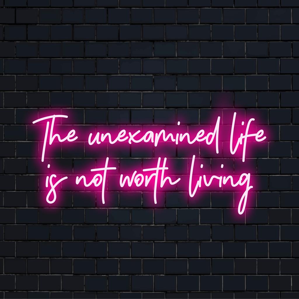 LED-valokyltti, joka näyttää The Unexamined Life Is Not Worth Liven elävissä sävyissä, täydellinen ajatuksia herättäväksi sisustukseksi.