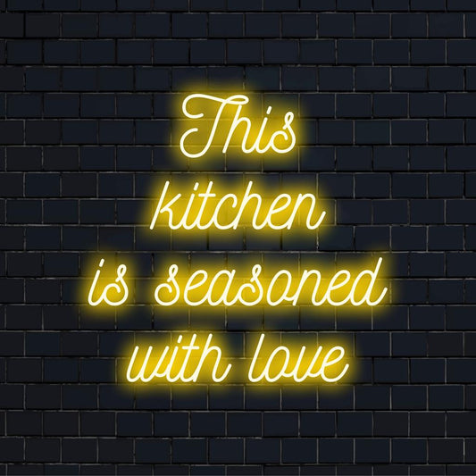 Mukautettu LED-neonkyltti lauseella This Kitchen Is Seasoned With Love, täydellinen neonseinätaiteeseen ja kodikkaan keittiön sisustukseen.