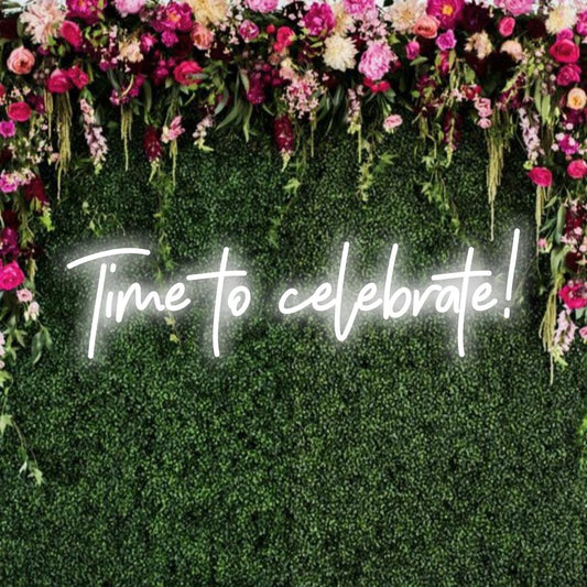 Neonvalotaidetta, aika juhlia! hehkuvilla LED-kirjaimilla, täydellinen juhlasisustukseen tai tapahtumiin. Muokattava eloisa kyltti.