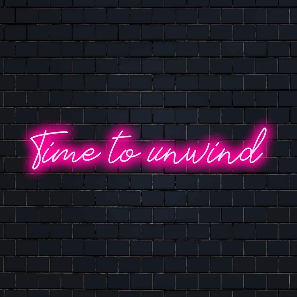 Livlig LED-neonskylt med Time To Unwind-text, som kombinerar inspirerande konst och modern inredning i ett skräddarsytt sken.