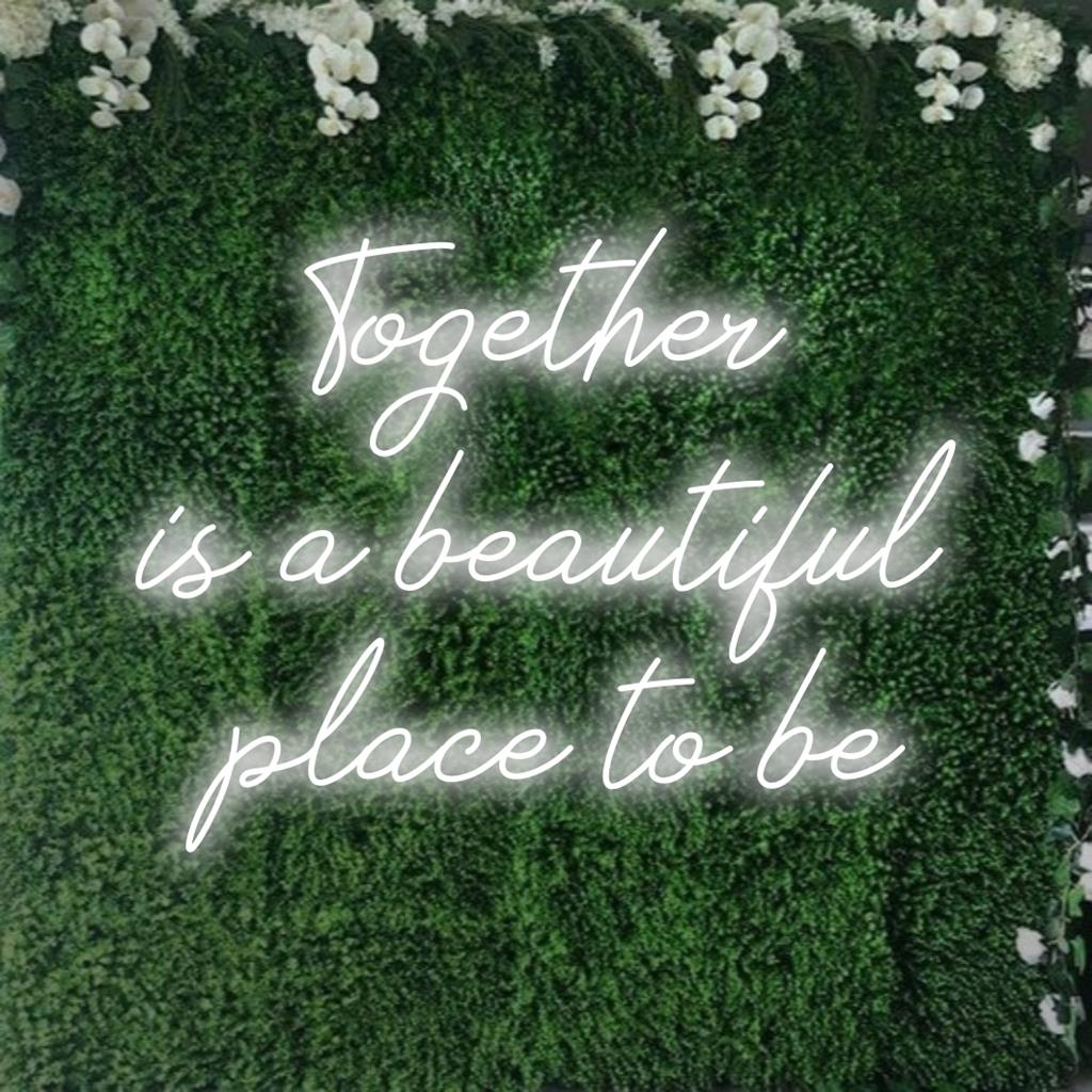 Mittatilaustyönä valmistettu LED-valokyltti, jossa on teksti Together Is A Beautiful Place To Be, joka hehkuu eloisissa väreissä, täydellinen kodin sisustukseen.