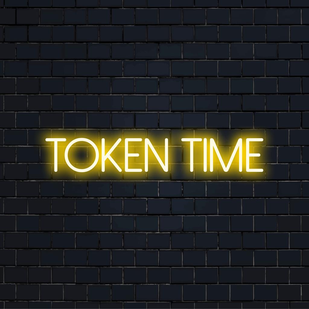 Mukautettu LED-neonkyltti Token Time -tekstillä, täydellinen eloisaan sisustukseen. Neonvaloseinätaidetta, joka yhdistää tyylin ja personoinnin.