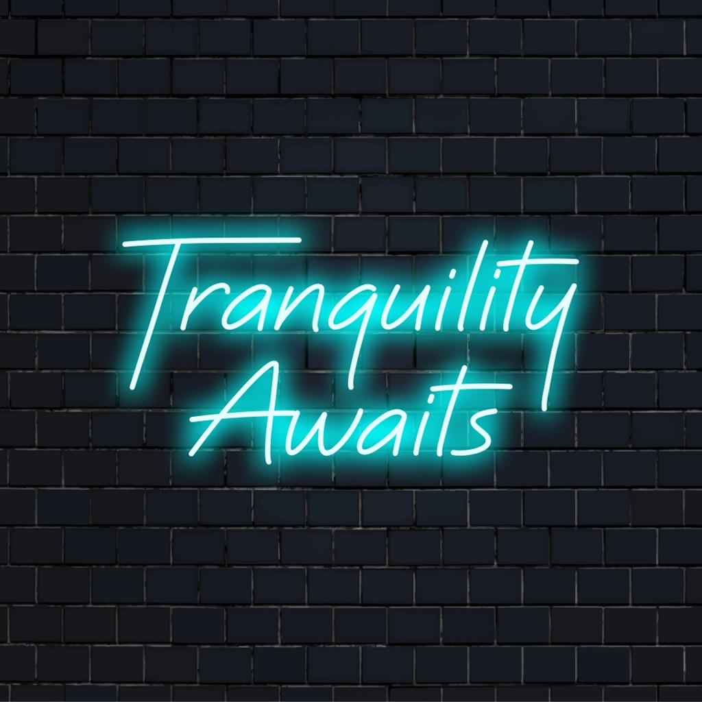 Mukautettu LED-valokyltti, jossa Tranquility Awaits eloisissa sävyissä; täydellinen neonvalo sisustus rauhoittavaan tunnelmaan.