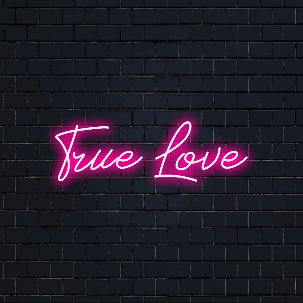 Kirkas LED-valokyltti, jossa lukee True Love, lisää ripauksen romantiikkaa ja persoonallista tyyliä, ihanteellinen kotiin tai tapahtumiin.