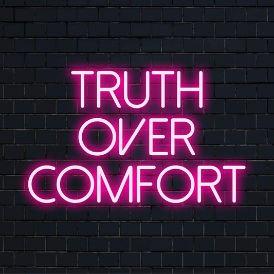LED-valokyltti, jossa on lihavoitu valkoinen teksti, Truth Over Comfort, joka esittelee minimalistista ja tyylikästä neonvaloa.