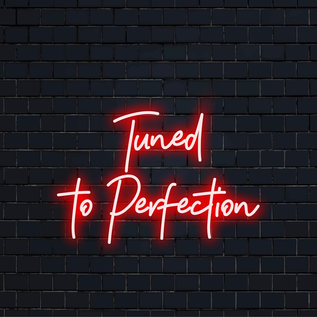 Vibrant Tuned To Perfection LED-valokuva, joka on täydellinen lisäämään tyyliä ja tunnelmaa mihin tahansa ympäristöön. Mittatilaustyönä valmistettu neonsisustus.