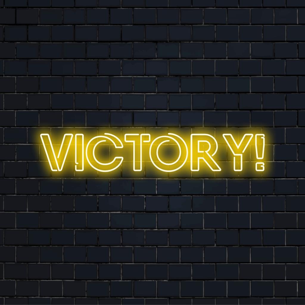 LED-valokyltti sanalla Victory! lihavoitu kirjoitus, joka loistaa kirkkaasti persoonallisena neon-kuvana.