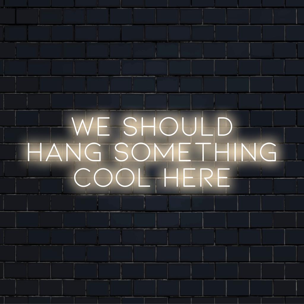 Mittatilaustyönä valmistettu LED-valokyltti, jossa on teksti We Should Hang Something Cool Here, sopii täydellisesti tyylikkään sisustuksen lisäämiseen.