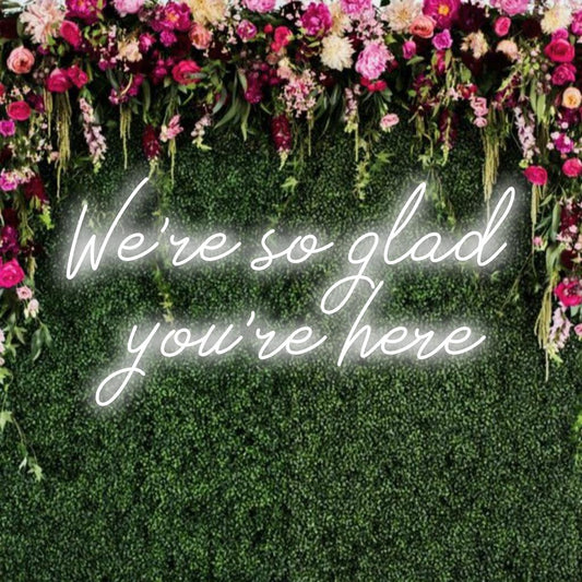 Mittatilaustyönä valmistettu LED-valokyltti tervetuliaisviestillä ja kirkkailla neonvaloilla, jotka kirkastavat kaikkia tiloja.