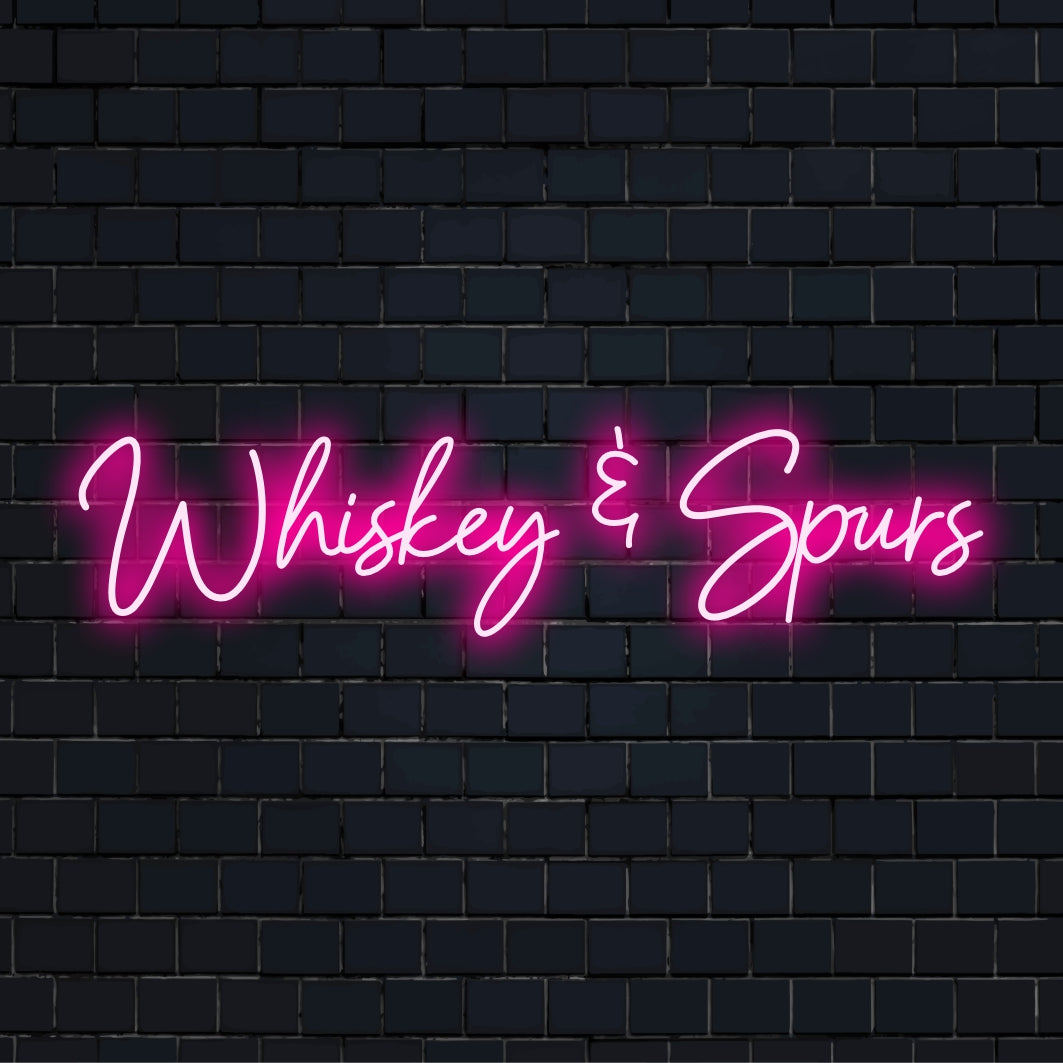 Mittatilaustyönä valmistettu LED-valokuvakirjoitus Whiskey & Spurs, täydellinen baarin sisustukseen klassisella tunnelmalla ja neonvalolla.
