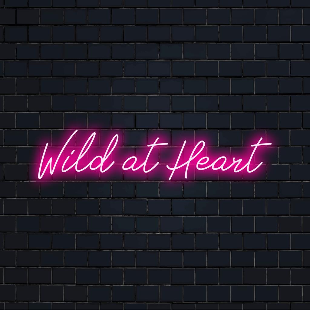 Mittatilaustyönä valmistettu Wild At Heart LED-valokyltti, eloisa neontaide, täydellinen yksilölliseen sisustukseen.
