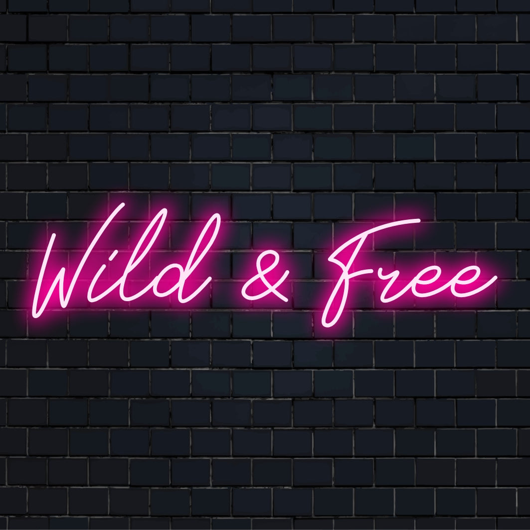 Mukautettu LED-neonkyltti, jossa lukee Wild and Free, yhdistää tyylin ja valon eloisaan huoneen sisustukseen.