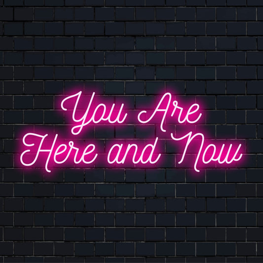 Mittatilaustyönä valmistettu LED-valokyltti, jossa lukee You Are Here and Now viileällä valolla, sopii kaikkiin moderniin tiloihin.