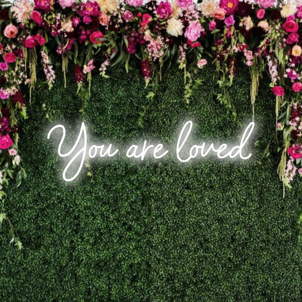 Eloisa mukautettu LED-valokyltti viestillä You Are Loved valaisee tiloja lämmöllä ja rohkaisulla.