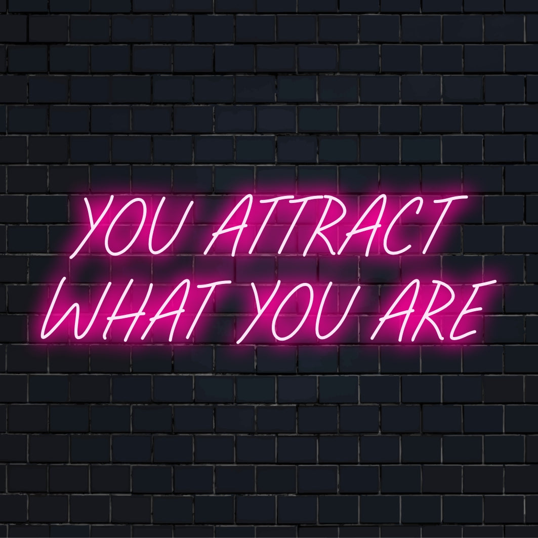 Mittatilaustyönä valmistettu LED-valokyltti, jossa on lause You Attract What You Are; eloisa ja inspiroiva sisustuselementti.