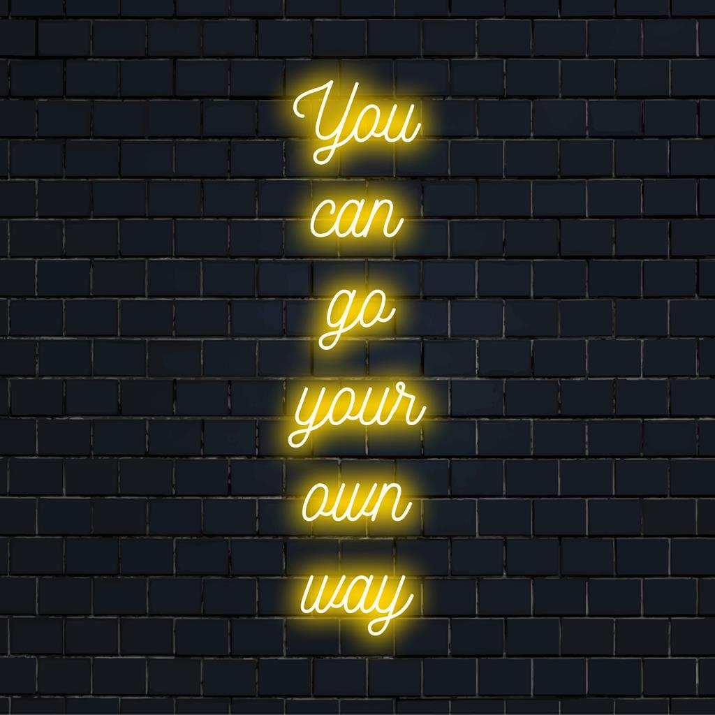 Mittatilaustyönä valmistettu LED-neonkyltti, jossa on inspiroiva lause You Can Go Your Own Way, täydellinen lisäämään tilaan ainutlaatuista hehkua.
