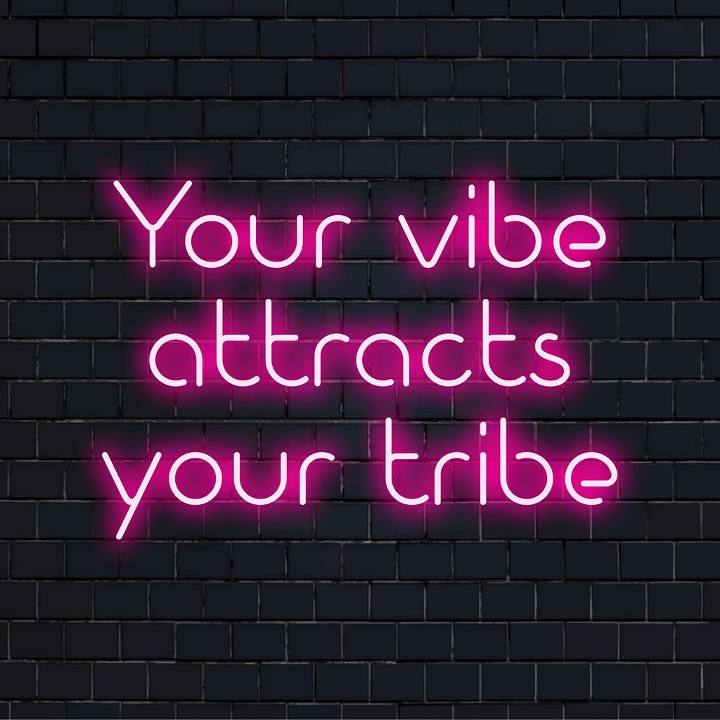 Handgjord LED neonskylt, Your Vibe Atttracts Your Tribe, perfekt för modern inredning eller som iögonfallande neonväggkonst.