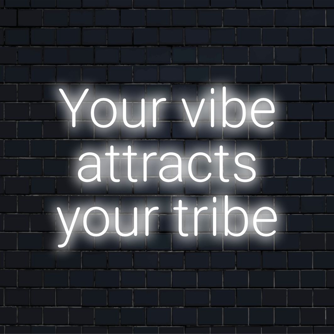 Eloisa neonkyltti lukee Your Vibe Attracts Your Tribe tyylikkäillä LED-kirjaimilla, jotka sopivat täydellisesti seinätaiteeseen ja moderniin sisustukseen.