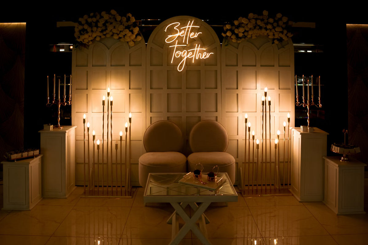Better Together -neonkyltti tapahtumalavalla
