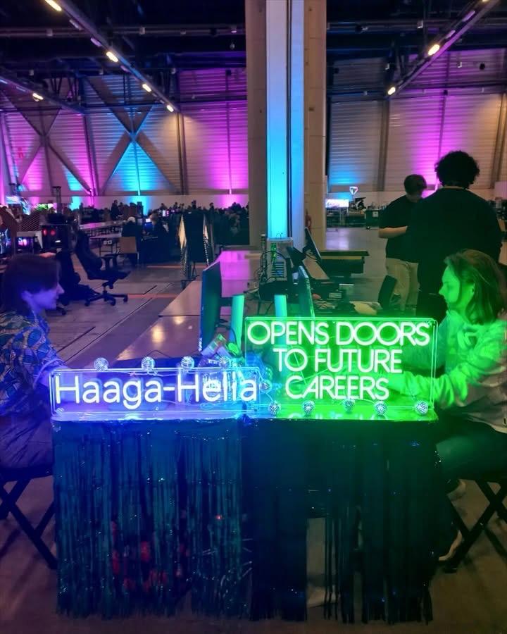 LED-neonkylttejä Haaga-Helian uratapahtumassa