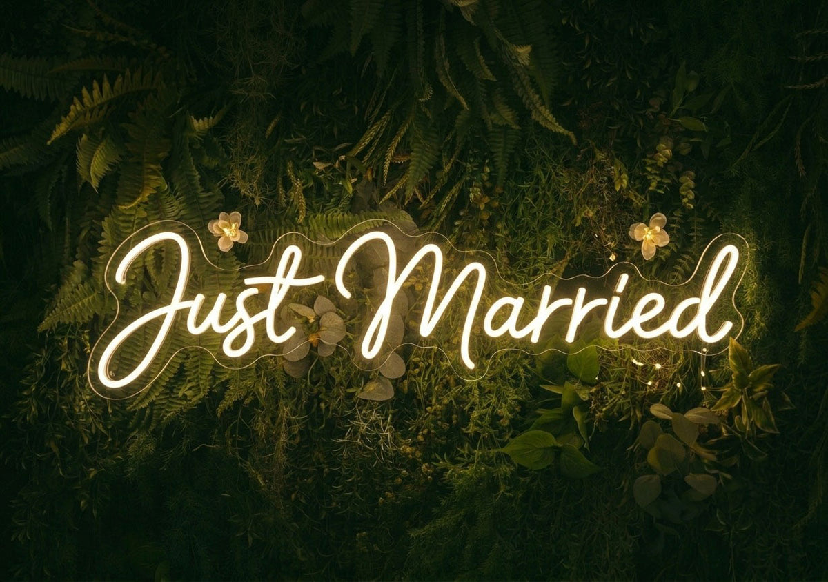 Lämpimän valkoinen Just Married -tekstinen LED-neonkyltti viherseinällä
