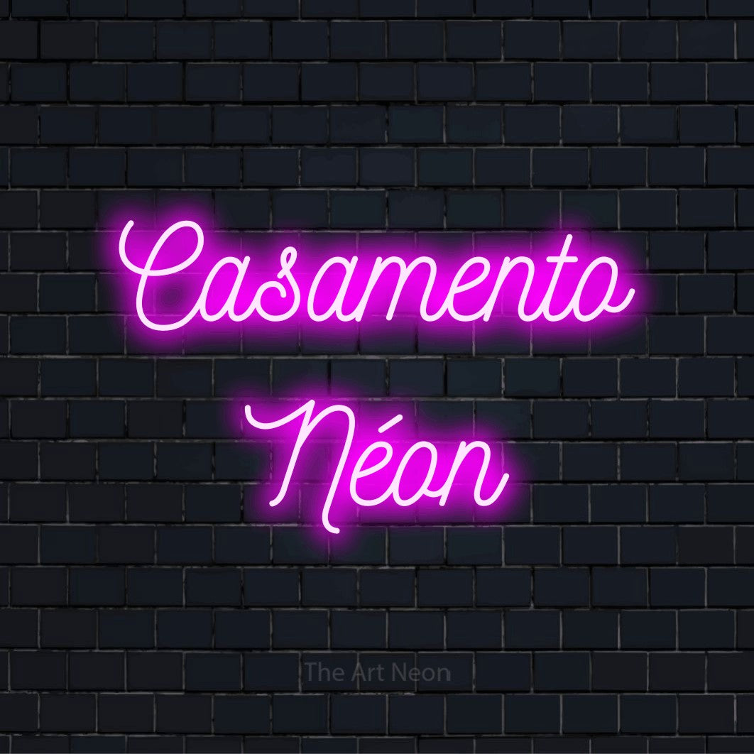 Letreiro néon LED com o texto “Casamento Néon” numa parede escura