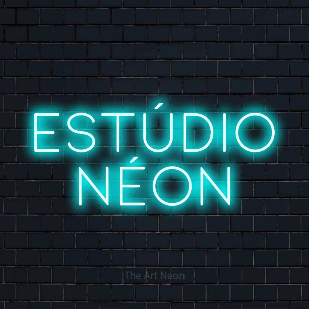 Letreiro néon LED com o texto “Estúdio Néon” numa parede escura