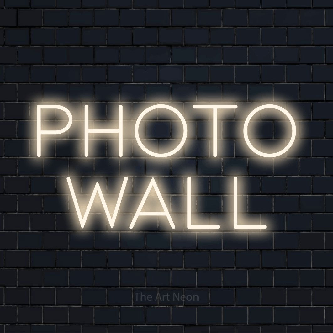 Letreiro néon LED com o design “Photo Wall” numa parede escura