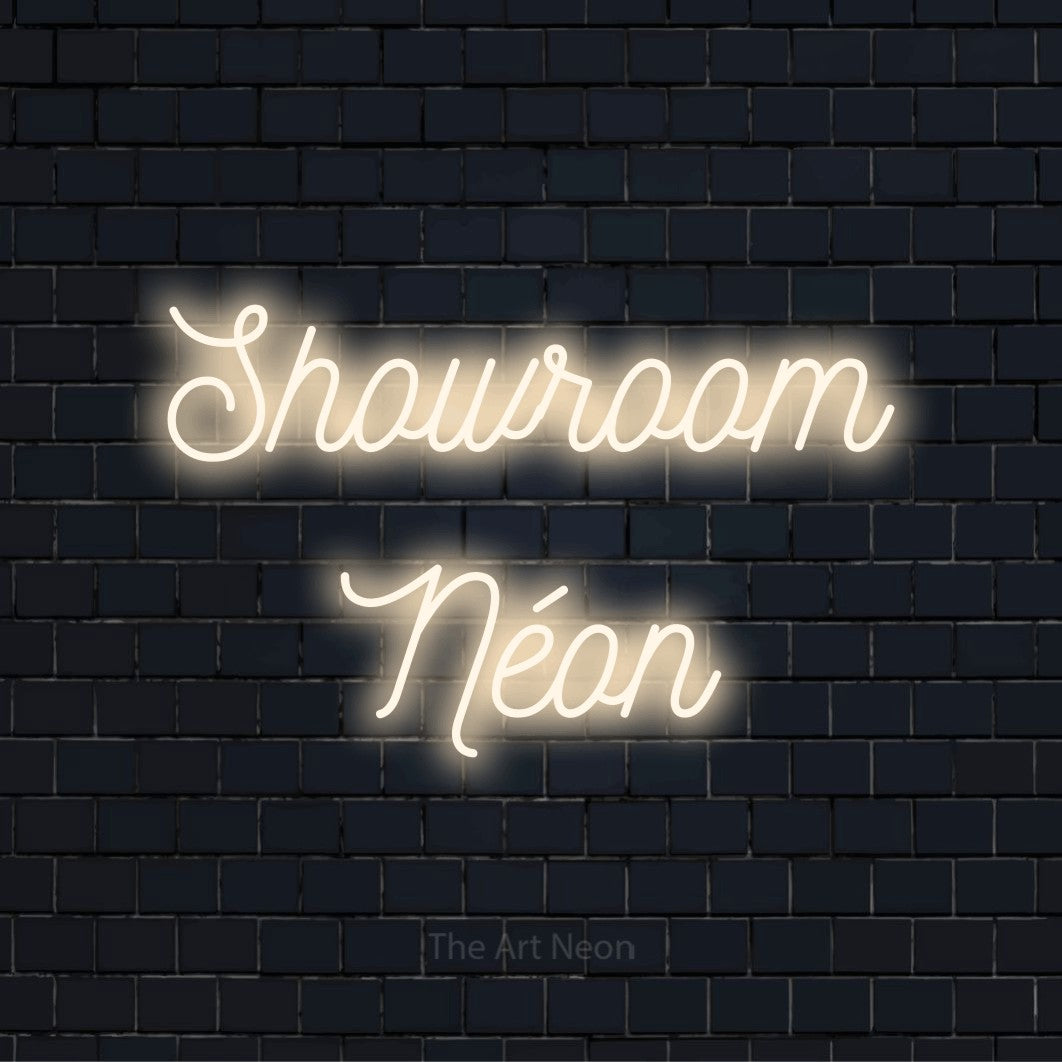 Letreiro néon LED com o design “Showroom Néon” numa parede escura