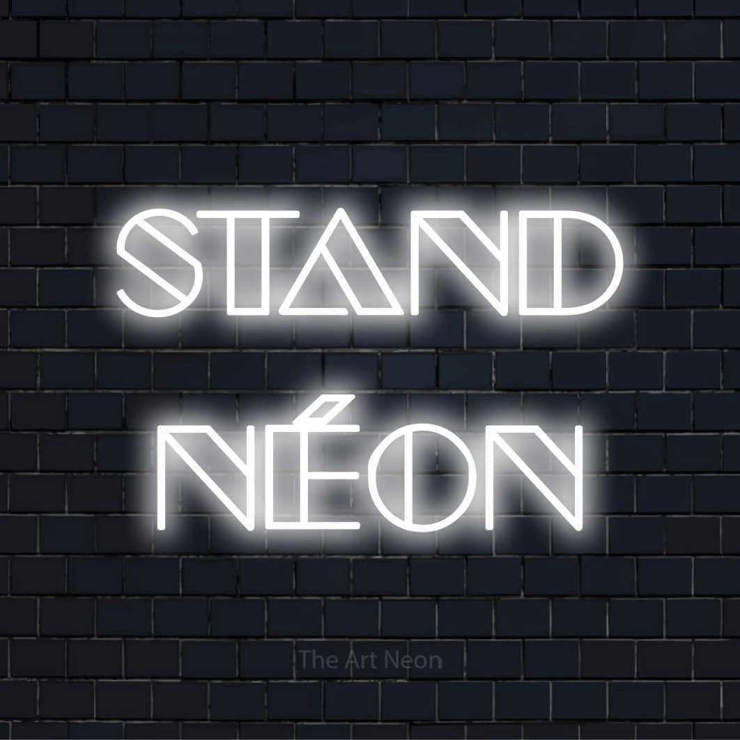 Letreiro néon LED com o design “Stand Néon” numa parede escura