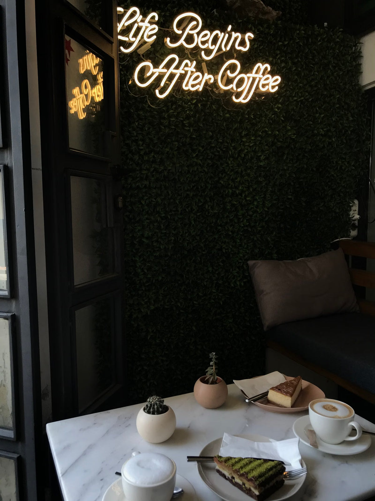 Life Begins After Coffee -LED-neonteksti kahvilassa