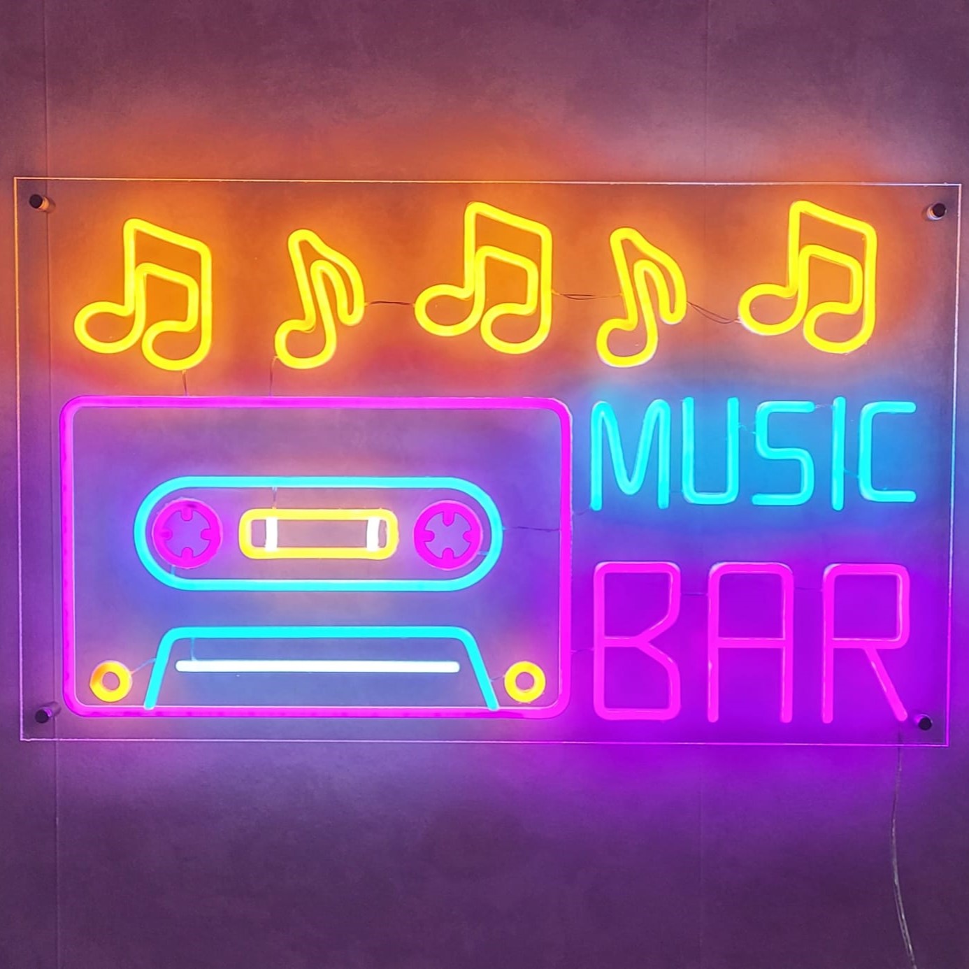 Vilkas musiikkibaarin neonkyltti, joka säteilee elävää valoa luomaan kiehtovan tunnelman mihin tahansa musiikkiaiheiseen laitokseen.