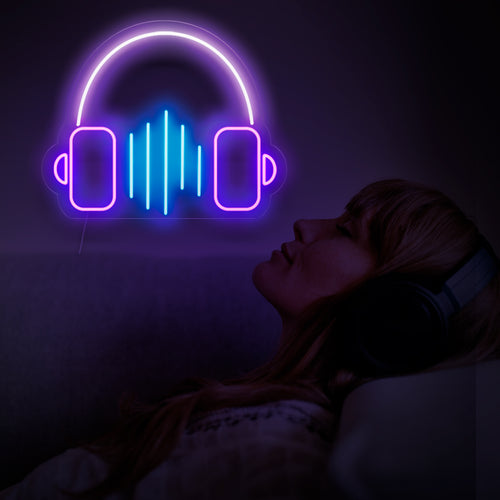En livlig neonskylt med ett par hörlurar och ordet "musik" under