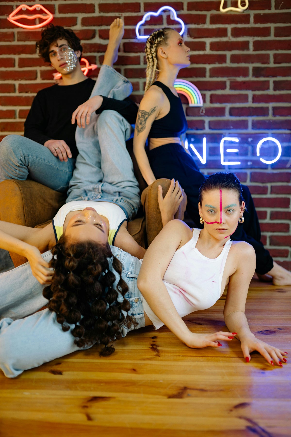 Yksilöllinen LED-neonlogo sisällöntuottajan valokuvausstudiossa